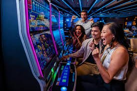 মোবাইলে casinos লাইভ বেটিং শুরু করার ধাপগুলো অনুসরণ করছেন একজন ব্যবহারকারী
